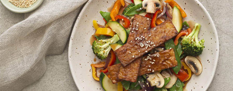 Organic crispy tempeh with stir-fry veggies